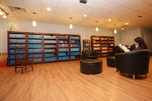 '圖：法輪大法（又稱法輪功）書籍及音像品專賣店──天梯書店在紐約曼哈頓中城繁華地段開張。'