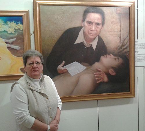 '圖1：朱迪思﹒烏德曼議員站在讓她感到震撼的「真善忍國際美展」作品前'
