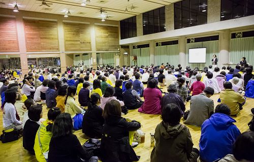 圖1：二零一三年十一月二十三日晚，來自台灣各地的法輪功學員假中山大學分組交流「向大陸同胞講真相的體會」