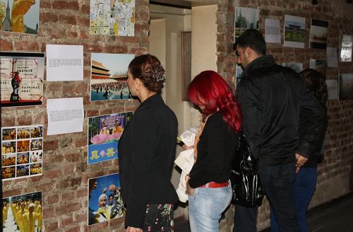 '土耳其迪亞巴克市的瑪雅咖啡屋展廳裏，參觀者聚精會神地觀賞每一幅法輪功真相圖片'