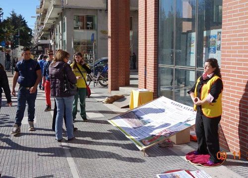 '圖：希臘學員在東北部城市舉辦講真相活動'