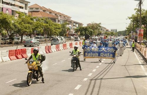 '天國樂團在警方和志願警衛團（RELA）協助開路下，在檳城北海遊行'