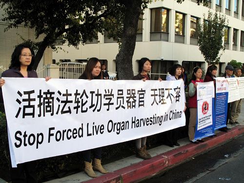 '醫生反對強摘器官組織代表，洛杉磯部份法輪功學員、親友及支持者在洛杉磯中領館前集會，聲援國會281號決議案，抗議中共活摘器官。'