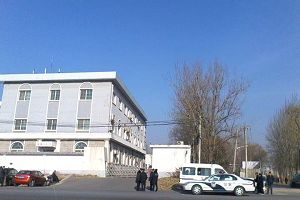 溫榆河法庭及警車很多警察