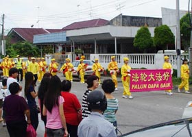 馬來西亞法輪功學員新年遊行受歡迎
