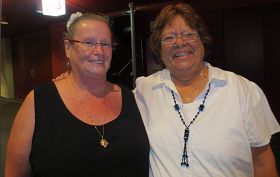 原住民教會牧師斯洛安（Pakis　Sloane）女士（右）與朋友愛普勒比（Alison　Applebee）看完演出後連聲感嘆，神韻非凡人之作。