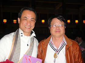 八八TV全民電視網業務部總經理吳來發先生（右）偕同友人一同觀賞神韻演出。