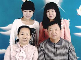 瀋陽法輪功學員楊光輝和妻子、兩個女兒