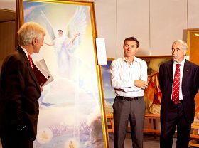 '加拿大前國會議員大衛•喬高（左一）在向澳大利亞國會議員們介紹法輪功真相'