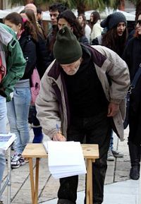 '亞理斯多德廣場上，人們簽名支持法輪功學員反迫害'