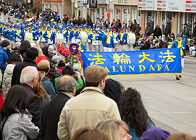 法輪功團體參加多倫多復活節遊行