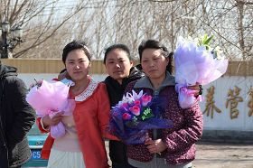 二零一三年四月十三日，王秀清娘仨走出前進勞教所時的合影