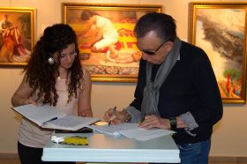 '土耳其婦孺皆知的著名舞台表演藝術家、導演、劇作家Haldun Dormen先生，參觀完美展後，在呼籲制止中共活摘法輪功學員器官罪行的徵簽簿上簽名'