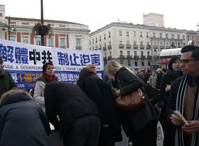 西班牙法輪功學員在太陽門廣場揭露中共暴行