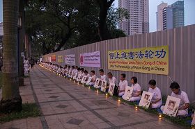 全體學員點亮了蠟燭悼念被迫害致死的大法弟子們