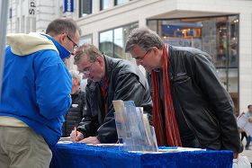 '德國漢堡市中心，人們簽名支持法輪功反迫害'