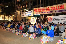 '墨爾本部份法輪功學員在市政廣場舉行燭光紀念活動'