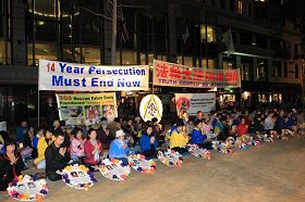 '墨爾本部份法輪功學員在市政廣場舉行燭光紀念活動'