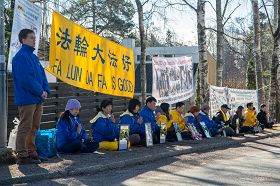 芬蘭部份法輪功學員在中國大使館前集會紀念四二五