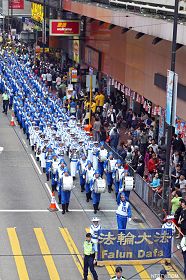 法輪功學員的遊行在天國樂團雄壯浩然的軍樂中展開。
