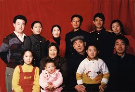 張普賀（後排左一）的全家合影