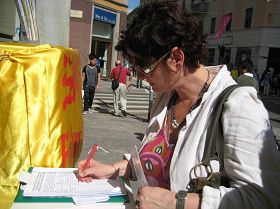 '意大利民眾簽名反迫害，聲援法輪功'