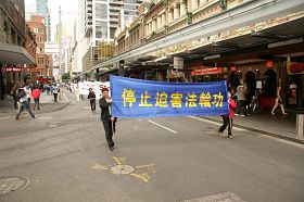 '悉尼學員在市中心舉行大型遊行活動慶祝大法日'