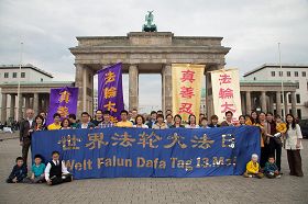 '來自柏林和附近地區的法輪功學員在勃蘭登堡門前慶祝法輪大法日。'