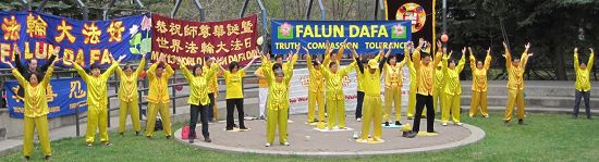 '加拿大卡爾加裏法輪功學員慶祝世界法輪大法日'