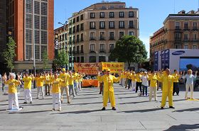 '世界法輪大法日西班牙學員向世人展示法輪大法五套功法'