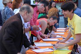 '西班牙民眾踴躍簽名聲援法輪功反迫害'