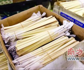 圖表四、用紙把筷子頭一包，就是在北京各小飯館攤位上的一次性「衛生筷」。