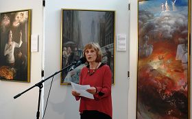 美展的畫家之一凱西•吉利斯在真善忍國際美展招待會上發言。