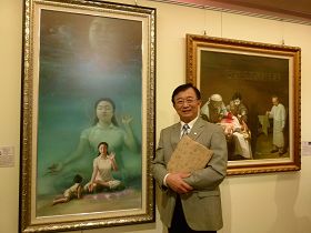 台東區合作金庫經理王源成欣賞畫作後，感受到兩岸的對比，而發出「能生活