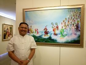 台東縣觀光協會總幹事趙建凱看到《誓約》畫作，體會每個人都帶著自己的使命