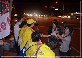 圖2：日本朝日新聞的記者在採訪法輪功學員