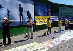 法輪功學員在國王新廣場抗議中共迫害