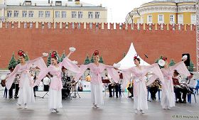 '法輪功學員在莫斯科紅場上表演蓮花舞'