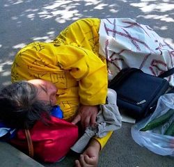 為挽救丈夫的生命，孫素雲睏睡在保定街頭，兩根黃瓜就是她的午飯