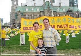 '二零一三年五月八日，加拿大首都渥太華國會山前，德魯與妻子及兒子在法輪大法傳世二十一週年慶祝活動現場'