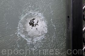 '被暴徒砸損的香港大紀元印刷廠玻璃大門'