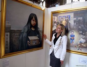 約克市長朱莉•甘內爾在真善忍國際美展上她最喜歡的畫作前