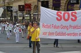 法輪功學員在奧地利首都維也納舉行遊行，呼籲制止中共迫害法輪功