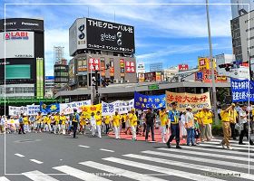 '二零一三年七月十五日，法輪功學員在日本東京繁華商業區新宿遊行，譴責中共迫害'
