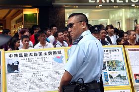 '圖2：警方封鎖整條街道，阻止湧上街頭的香港市民接近法輪功真相點。'