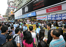 香港市民上街 怒斥「共狗」青關會
