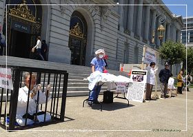 '舊金山法輪功學員在市政府前舉辦真人演示的「反酷刑展」，揭露迫害，呼籲制止迫害。'
