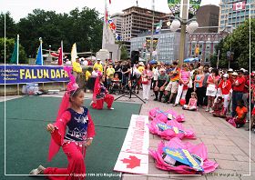 圖3：大法小弟子表演舞蹈，，和民眾同慶加拿大國慶