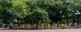 '部份密西根州的法輪功學員們在安娜堡校區中心廣場上集體煉功'