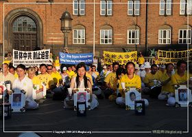 '歐洲法輪功學員在丹麥首都哥本哈根市政廳前悼念被中共迫害致死的中國大陸同修'